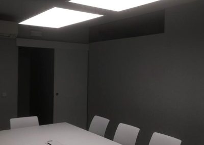 Instalación de panel led suspendido en sala de reuniones en Valladolid